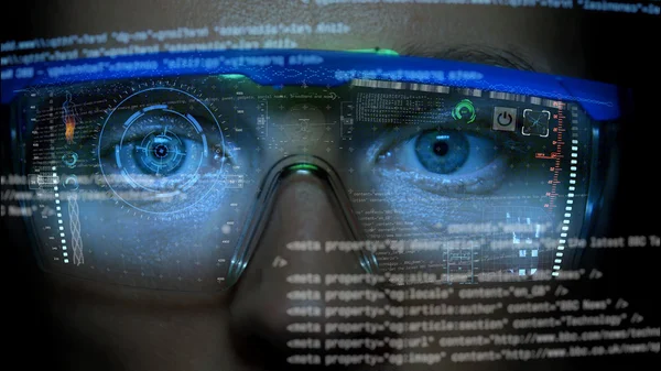 코드 및 정보 홀로그램으로 얼굴에 미래의 모니터. 눈 hud 애니메이션입니다. 미래 개념 — 스톡 사진