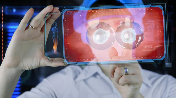 Doutor com tablet de tela de hud futurista. Divisão celular. Conceito médico do futuro — Fotografia de Stock
