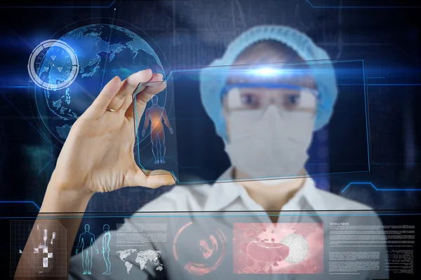 Dottore donna con futuristico tablet schermo hud. Concetto medico del futuro — Foto Stock