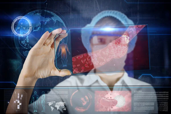 미래 hud 화면 태블릿 의사입니다. 막힌된 동맥에 콜레스테롤 플 라크입니다. 미래의 의료 개념 — 스톡 사진