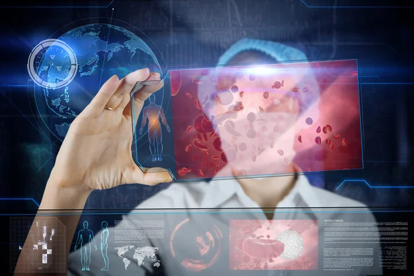 Doutor com tablet de tela de hud futurista. Hemácias, eritrocite. Conceito médico do futuro — Fotografia de Stock
