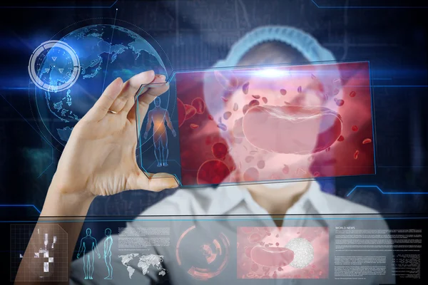Dokter dengan tablet layar hud futuristik. Sel darah merah, eritrosit. Konsep medis masa depan — Stok Foto