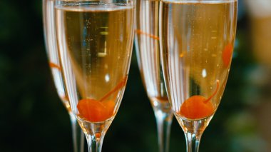 Tepsi kiraz ile köpüklü şampanya flüt