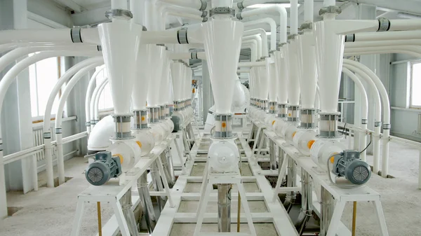 Macchinario del mulino elettrico per la produzione di farina di frumento. Grano attrezzature. Grano. Agricoltura. Industriale — Foto Stock