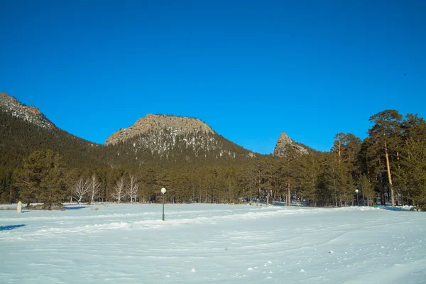 雪の山。冬の風景。カザフスタン国立公園 Burabai、Borovoe — ストック写真