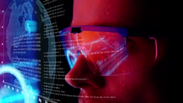 Moniteur futuriste près du visage avec hologramme de code et d'information. Animation du concept futur 