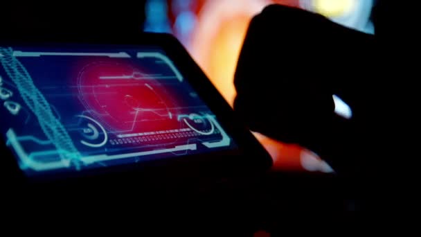 Futuristische tablet met code en digitale informatie hologram. HUD animatie. Toekomst concept — Stockvideo