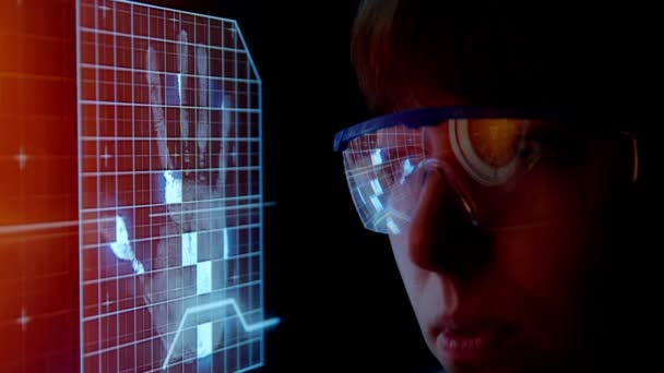 Moniteur futuriste près du visage avec hologramme de code et d'information. Animation du concept futur 