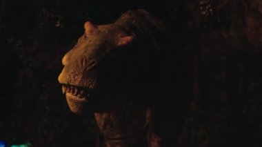 Tarih öncesi ormanda korkunç tyrannosaurus
