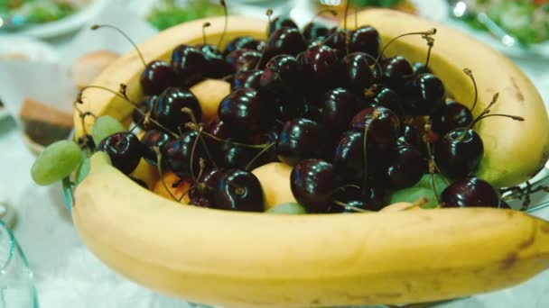 Banan och körsbär. bordsservering — Stockvideo