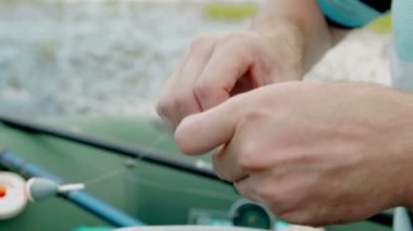 şiş dügmesinin üstünde bir solucan. Sinema kamera görüntüleri