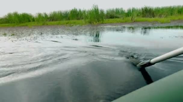 Close-up op de rubber boot peddel. roeien roeiriemen. Zwemmen op het meer. Cinema camera beelden — Stockvideo