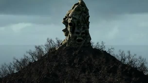Horror sziget az óceán. ördögi sikoltozva koponya. Halloween koncepció. Flock a denevérek — Stock videók