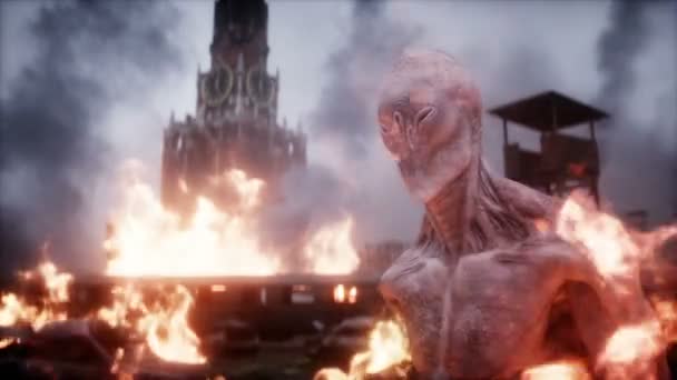 Alien, monstruo en una ciudad apocalíptica en ruinas en llamas. Vista del Armagedón de Moscú. Simulación realista de fuego. Anumación postapocalíptica 4k. — Vídeos de Stock