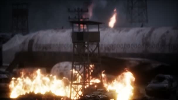 Katonai autó egy leégett apokaliptikus városban. Armageddon nézet. Reális tűzszimuláció. Poszttapokaliptikus. — Stock videók