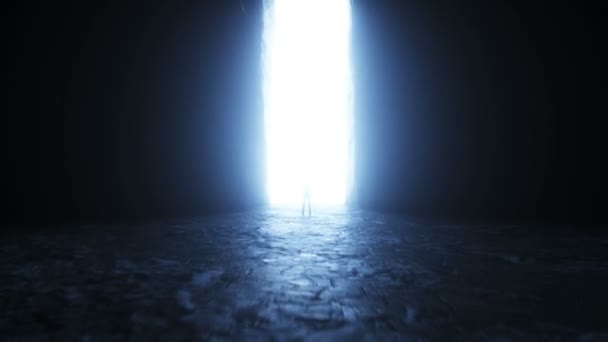 Одинокий человек стоит перед движущимся световым порталом. — стоковое видео