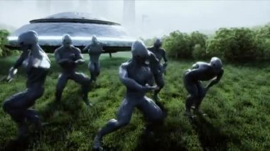 UFO uzay gemisinin yanındaki çayırda dans eden komik uzaylılar. Gerçekçi 4k animasyonu.
