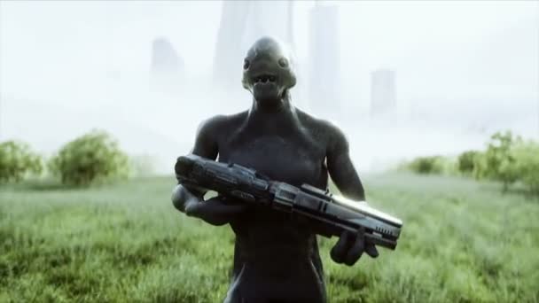 Un extraterrestre militaire armé traverse la prairie sur fond de ville. Animation réaliste 4k. — Video