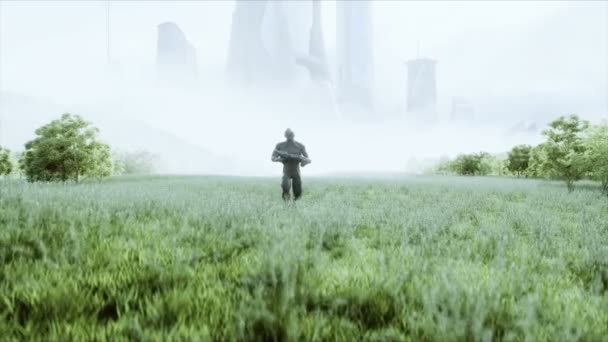 Silahlı bir yabancı, çayırda şehrin arka planına karşı yürüyor. Gerçekçi 4k animasyonu. — Stok video
