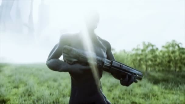 Militaire alien met een wapen loopt door de weide tegen de achtergrond van de stad. Realistische 4k animatie. — Stockvideo