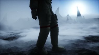 Yabancı gezegendeki astronot. Mars yüzeyi. Uzay yolculuğu. Gerçekçi 4k animasyonu.