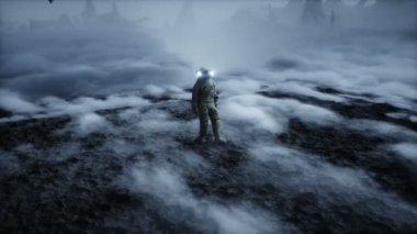 Yabancı gezegendeki astronot. Mars yüzeyi. Uzay yolculuğu. Gerçekçi 4k animasyonu.