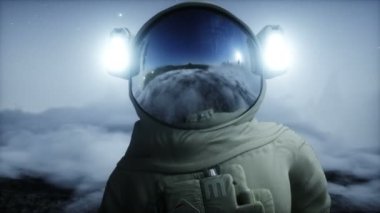 Yabancı gezegendeki astronot. Mars yüzeyi. Uzay yolculuğu. Gerçekçi 4k animasyonu.