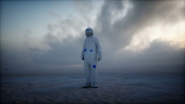 Lonely astronaut in futuristic apocalyptic city. Realistic 4k animation. — Stock Video