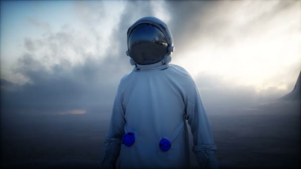 Astronauta solitário na cidade apocalíptica futurista. Animação 4k realista. — Vídeo de Stock