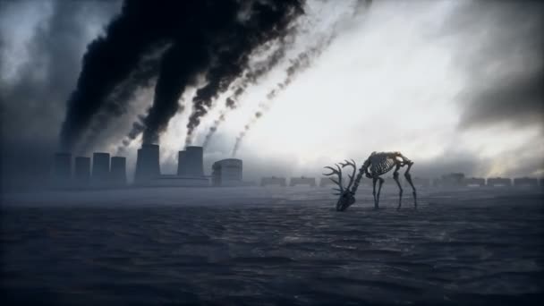 Concept de pollution écologique. Atmosphère sombre et sale. Squelette de cerf. Problème écologique. Fumée industrielle. — Video