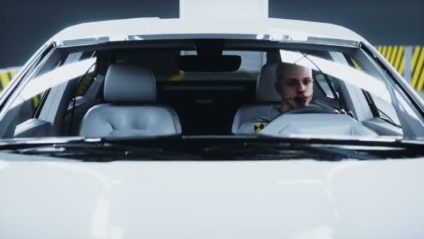 Generisk 3d bilolycka test med människor förare. Bilförstöring. Realistisk 4k-animation. — Stockvideo