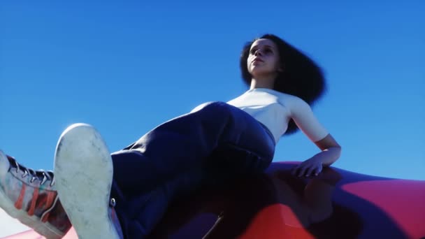 Jeune fille sur une voiture volante dans les nuages. Concept futur. Animation réaliste 4k. — Video
