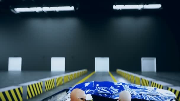 Een robot crashtest dummy en man. Toekomstconcept. Realistische 4k animatie. — Stockvideo