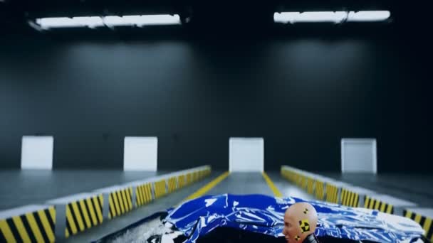 Robot crash test dummy en vrouwelijke robot. Toekomstconcept. Realistische 4k animatie. — Stockvideo