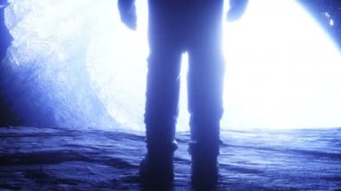 Uzay kayası mağarasında yalnız bir astronot. Uzay görüşü. Gerçekçi 4k animasyonu.