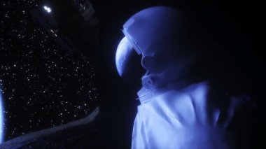 Uzay kayası mağarasında yalnız bir astronot. Uzay görüşü. Gerçekçi 4k animasyonu.