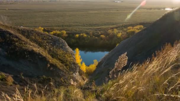 Flodlandskap. Fältet landskap. Ryska sibiriska naturen. Höstlandskap. — Stockvideo