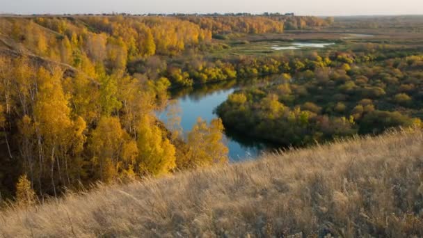 Paisaje fluvial. Paisaje. Naturaleza siberiana rusa. Paisaje otoñal . — Vídeos de Stock