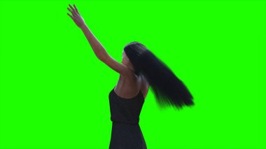 Rüzgarda savrulan saçları olan bir kadın. Gerçekçi dinamik. Yeşil ekran izole edildi. 3d oluşturma