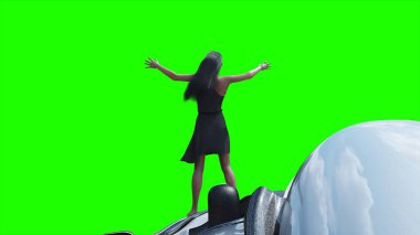 Uçan fütüristik araba ve rüzgarda savrulan saçları olan bir kadın. Araba gövdesinde gerçekçi dinamik yansımalar. Yeşil ekran izole edildi. 3d oluşturma