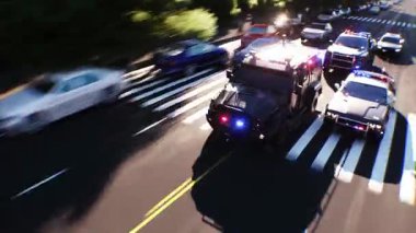 Şehir caddesinde hızlı giden bir polis. Gerçekçi 4k animasyonu