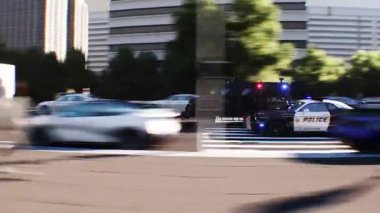 Şehir caddesinde hızlı giden bir polis. Gerçekçi 4k animasyonu