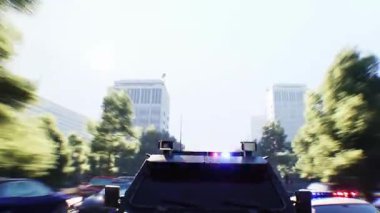 Şehir caddesinde hızlı giden bir polis. Gerçekçi 4k animasyonu