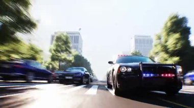Şehir caddesinde hızlı giden bir polis. Gerçekçi 4k animasyonu