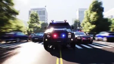 Şehir caddesinde hızlı giden bir polis. Gerçekçi 4k animasyonu