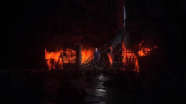 Cehennemdeki adam. Günahkar. Cehennem kapılarının önünde yalnız ve günahkar bir adam duruyor. Cehennem ateşi. Dini bir kavram. Gerçekçi 4k animasyonu