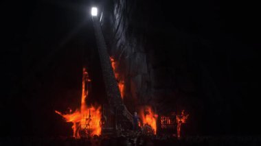 Cehennemdeki adam. Günahkar. Cehennem kapılarının önünde yalnız ve günahkar bir adam duruyor. Cehennem ateşi. Dini bir kavram. Gerçekçi 4k animasyonu