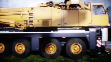 Mobil inşaat vinci. Büyük bir sanayi ya da fabrika inşaatı, dış yapı, modern endüstriyel dış yapı, panoramik, havadan görüş, inşaat vinci, inşaat makineleri. 4k animasyon