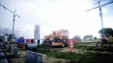 Mobil inşaat vinci. Büyük bir sanayi ya da fabrika inşaatı, dış yapı, modern endüstriyel dış yapı, havadan manzara, inşaat vinci. 4k animasyon