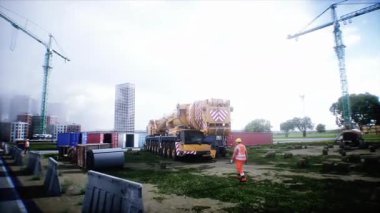 Mobil inşaat vinci. Büyük bir sanayi ya da fabrika inşaatı, dış yapı, modern endüstriyel dış yapı, panoramik, havadan görüş, inşaat vinci, inşaat makineleri. 4k animasyon